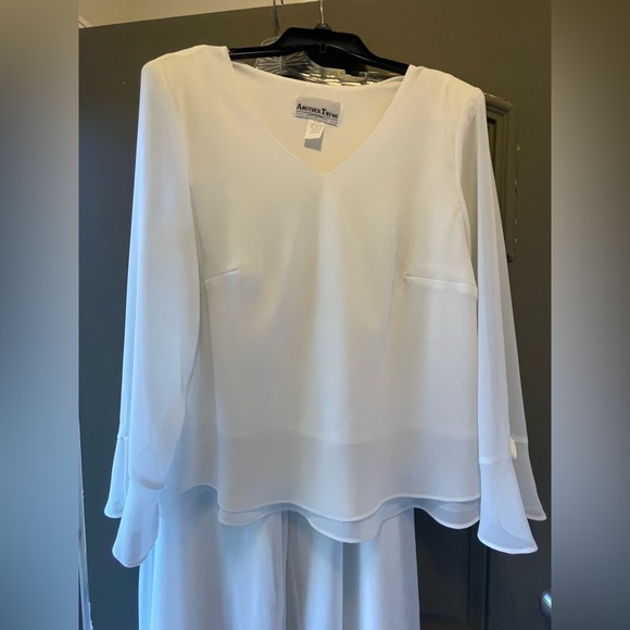 Beautiful off white boutique pantsuit.  Size 16w - Picture 5 of 7